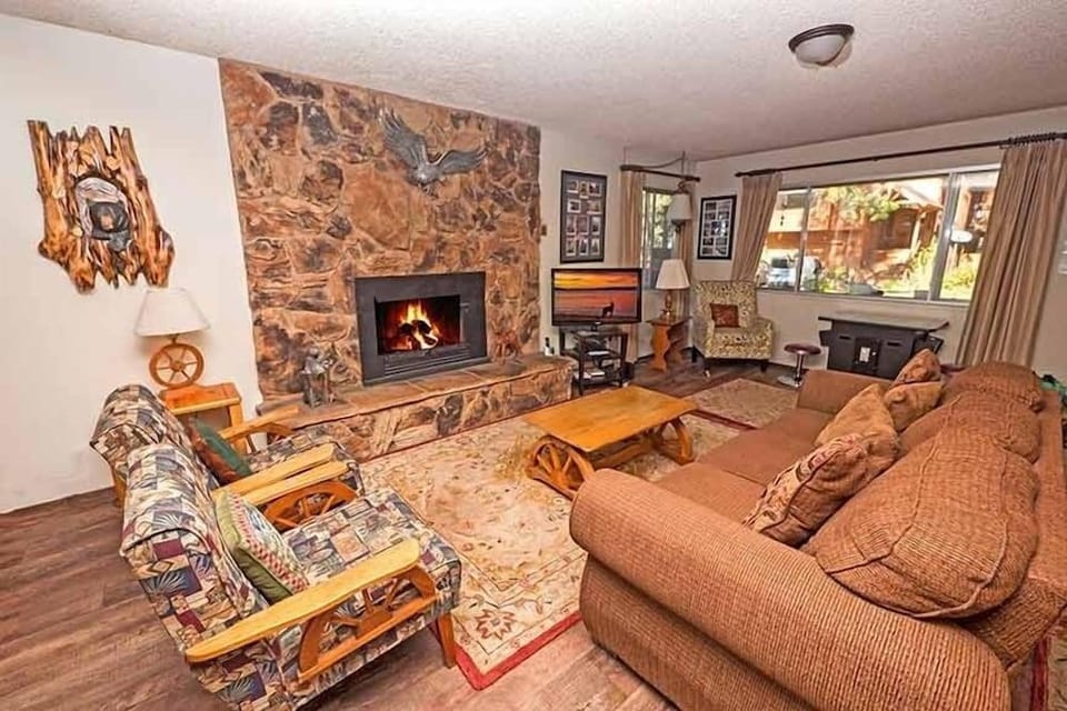 948 Merced Avenue 3 Bedroom Home by RedAwning Hotel in Al Tahoe