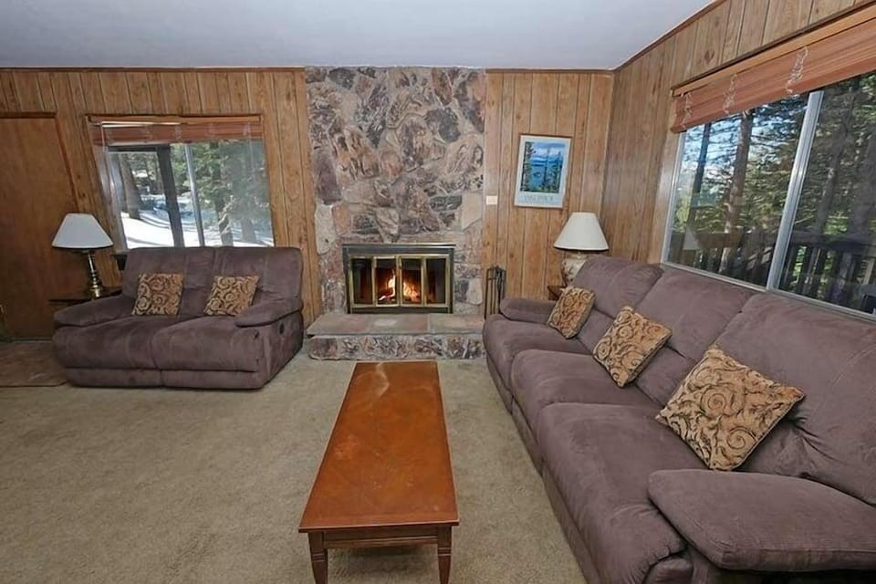 1629 Pioneer Trail 4 Bedroom Home by RedAwning Hotel in South Lake Tahoe