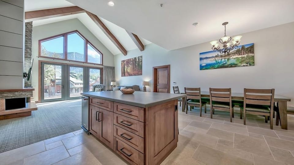 3br Luxury Â steps To Heavenly Gondola & Village 3 Bedroom Condo by RedAwning Hotel in Stateline