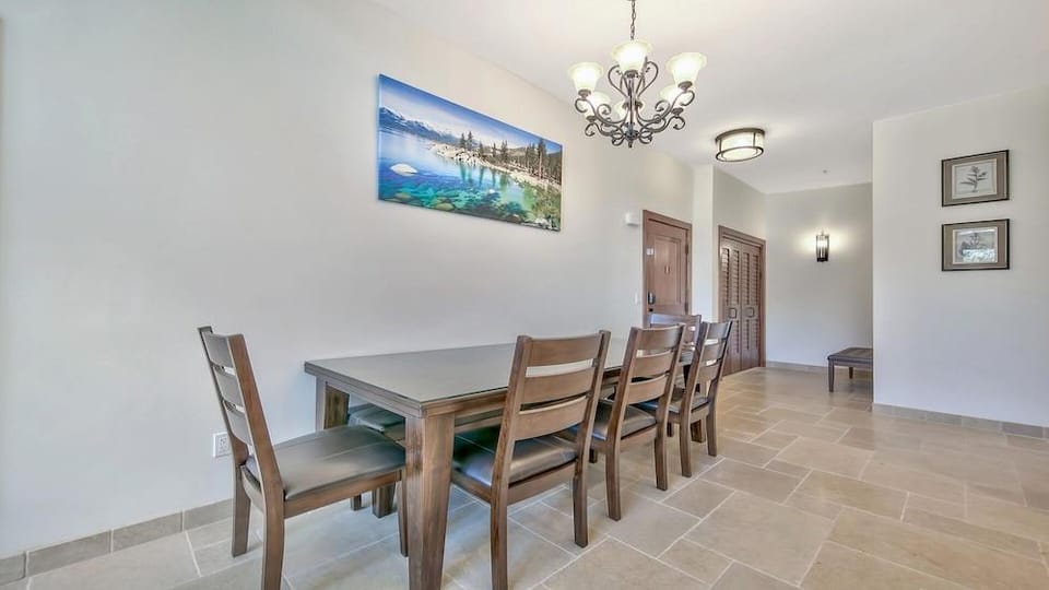3br Luxury Â steps To Heavenly Gondola & Village 3 Bedroom Condo by RedAwning Hotel in Stateline