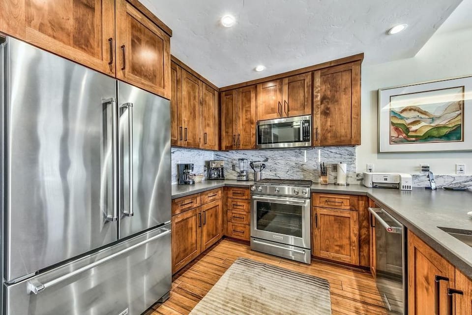 2 Br 2 Ba Luxury Condo. Walk to South Lake Tahoe! Hotel in Stateline