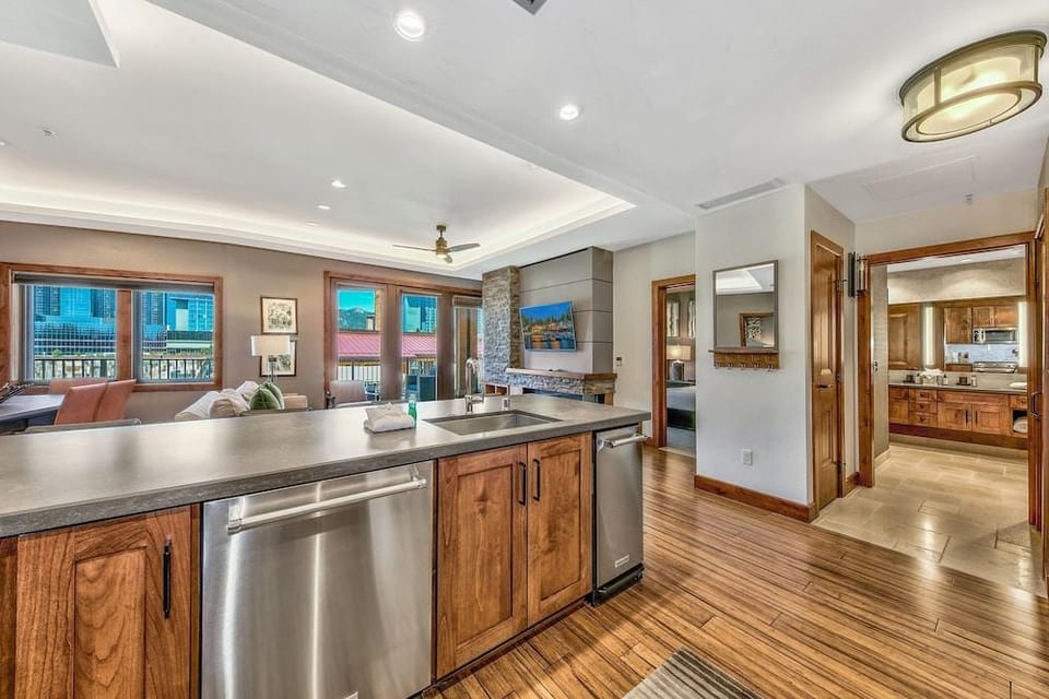 2 Br 2 Ba Luxury Condo. Walk to South Lake Tahoe! Hotel in Stateline