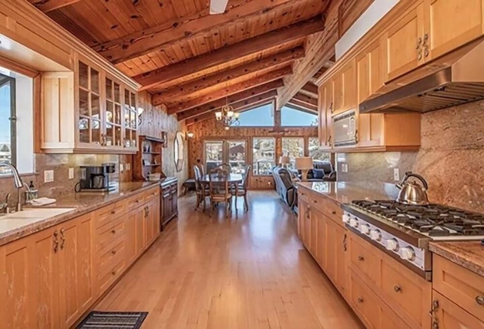 625 Alpine Drive 4 Bedroom Home Hotel in South Lake Tahoe