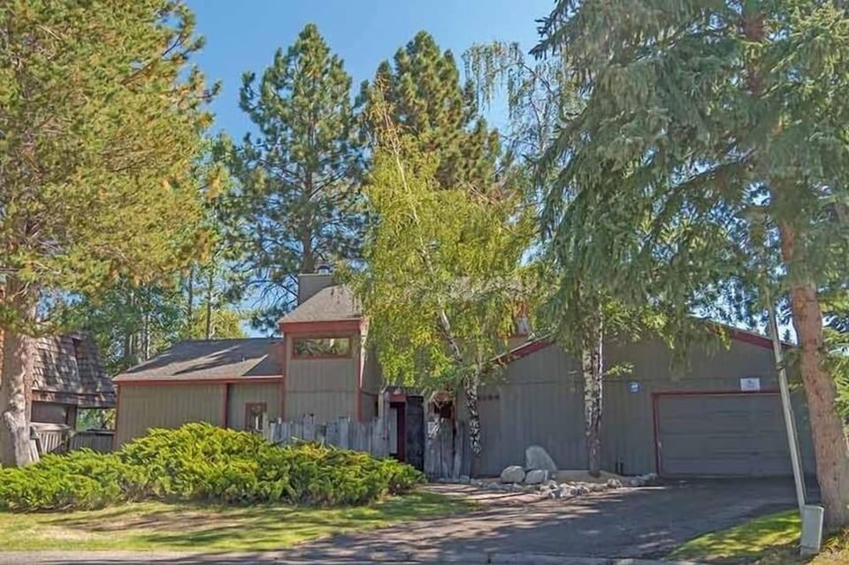 2130 Monterey Drive 4 Bedroom Home by RedAwning Hotel in South Lake Tahoe