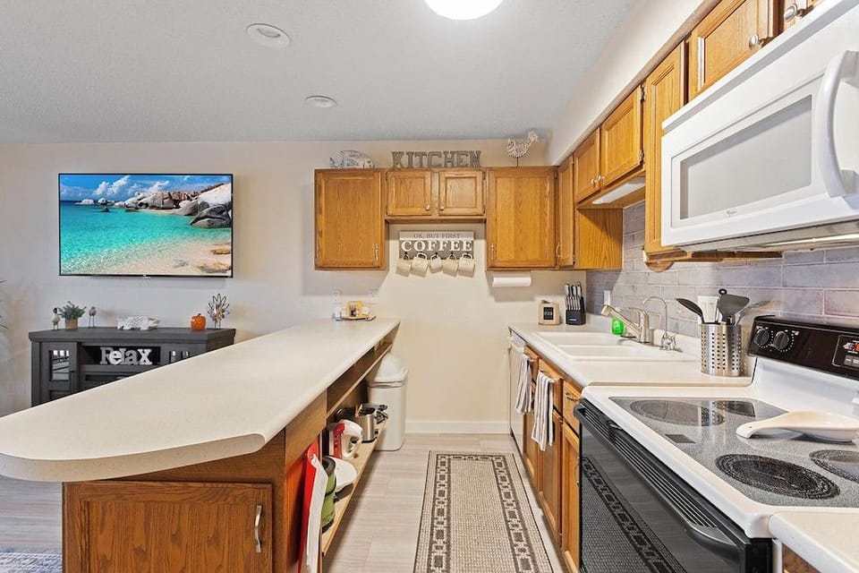 Lakefront Couple Retreat Near Hot Spots and Dining Hotel in Lake of the Ozarks