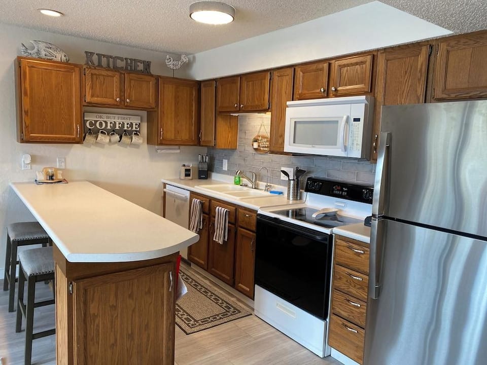 Lakefront Couple Retreat Near Hot Spots and Dining Hotel in Lake of the Ozarks
