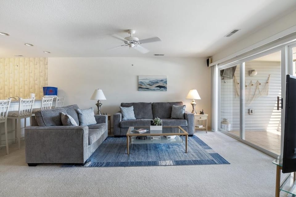 Games, Lake Views, Ease of Access to Unit & Attractions, Family-friendly, Outdoor Comfort Hotel in Village Four Seasons
