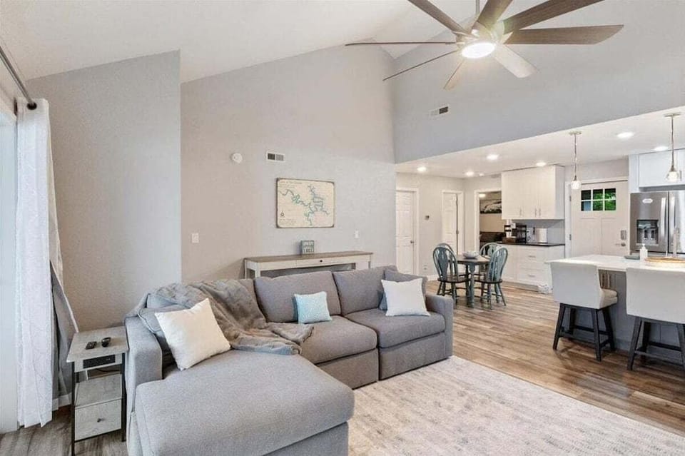 Penthouse Level Condo w/ Lake & Pool Views, Tennis & Pickleball Hotel in Village Four Seasons