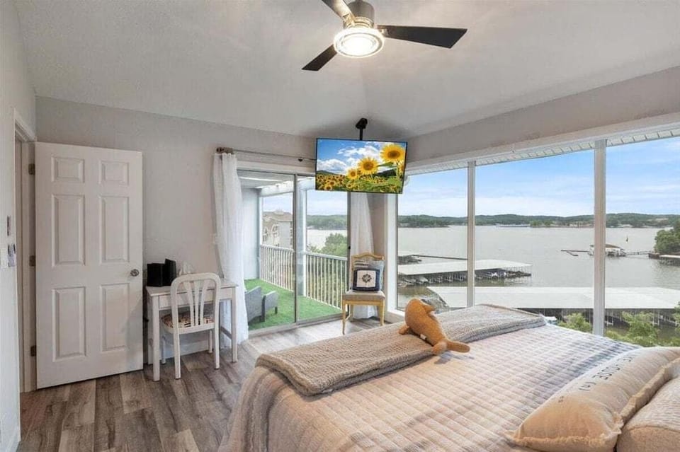 Penthouse Level Condo w/ Lake & Pool Views, Tennis & Pickleball Hotel in Village Four Seasons