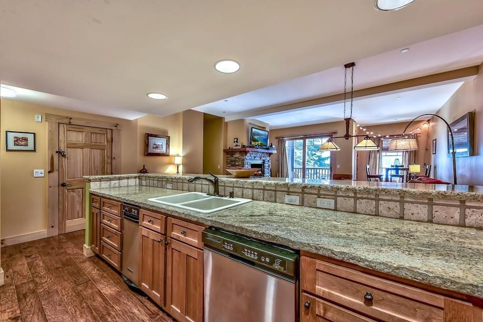 Luxury Three Bedroom Mountain Escape at Kirkwood Townhouse by RedAwning Hotel in Kirkwood