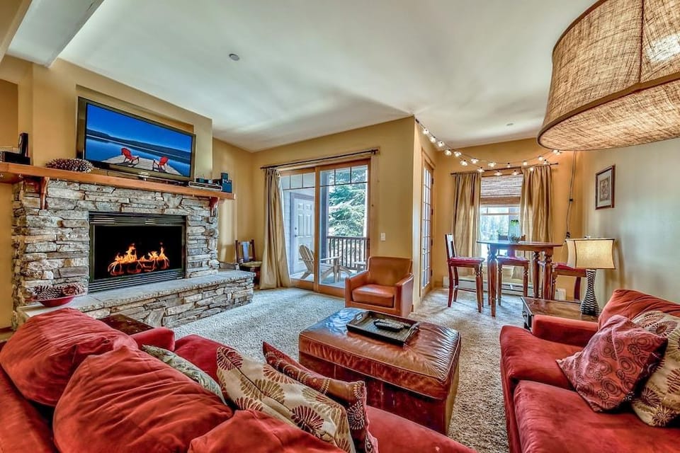 Luxury Three Bedroom Mountain Escape at Kirkwood Townhouse by RedAwning Hotel in Kirkwood