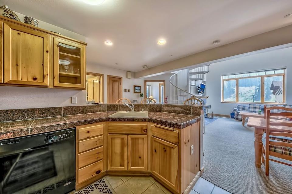 Luxury 2br + Loft, Lodge At Kirkwood Unbeatable Location 2 Bedroom Condo by RedAwning Hotel in Kirkwood