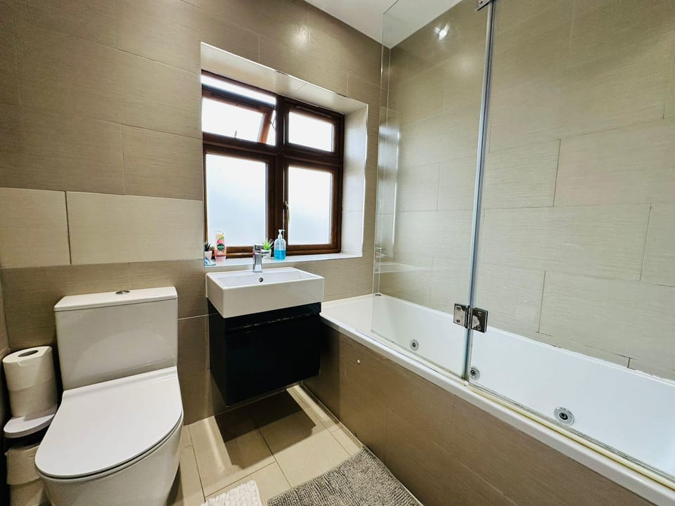 Spacious 6 Bed House in Wembley Hotel in Wembley