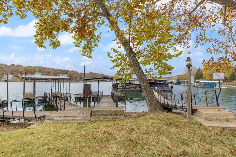 Stunning Lake View On A Nice & Quiet Relaxing Home Hotel in Lake of the Ozarks