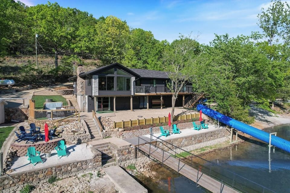 Firepit, Hot Tub, Kayak, Games In & Out, Spacious Hotel in Lake of the Ozarks