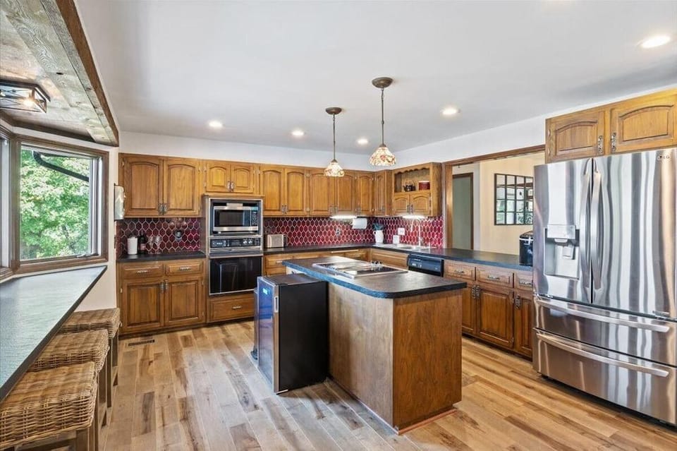17 Lakefront Acres, Private Dock, Firepit, Pool Table, Kayaks, Fishing Hotel in Lake of the Ozarks