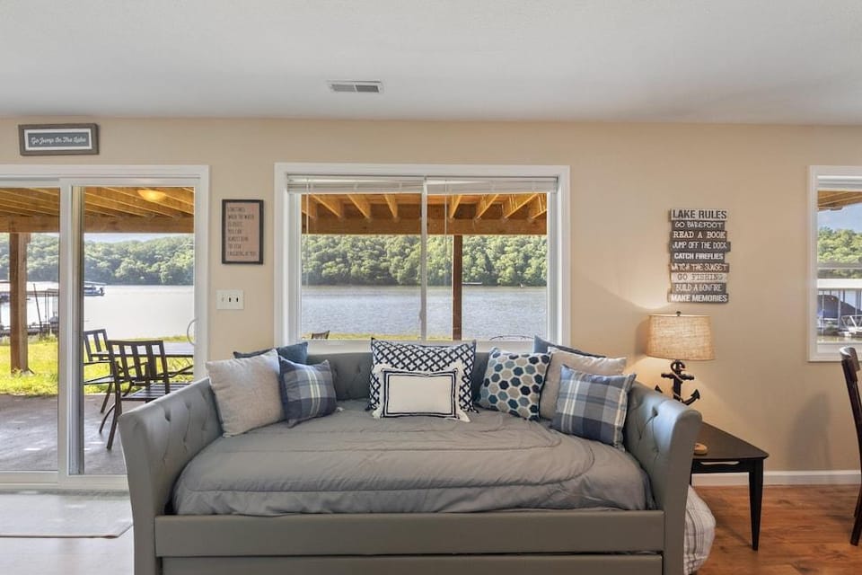 Huge Lakefront Yard, Private Dock - Amazing Views! Hotel in Lake of the Ozarks