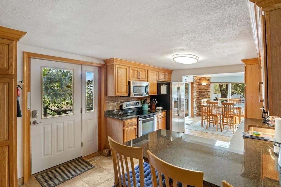 Spacious, Quiet & Great Cove, Nearby Attractions, Private Dock, Fireplace, Expansive Deck Hotel in Lake of the Ozarks