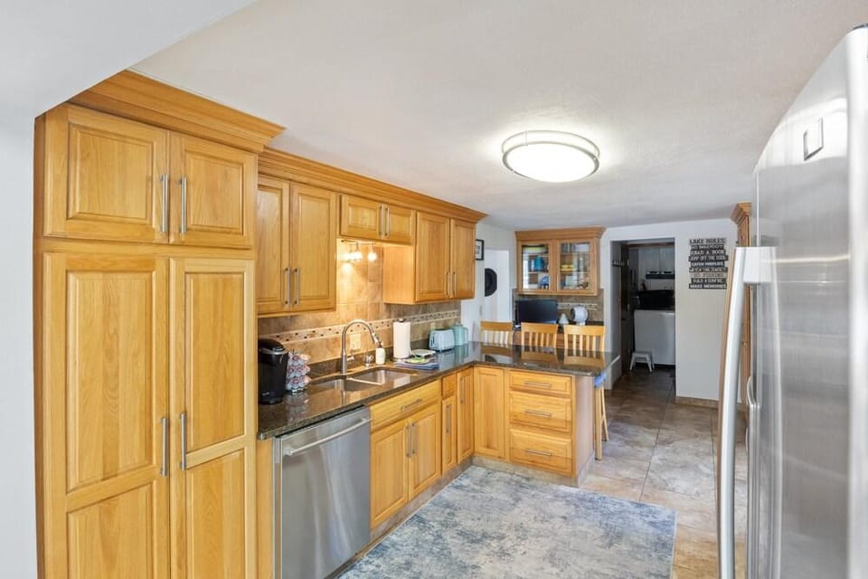 Spacious, Quiet & Great Cove, Nearby Attractions, Private Dock, Fireplace, Expansive Deck Hotel in Lake of the Ozarks