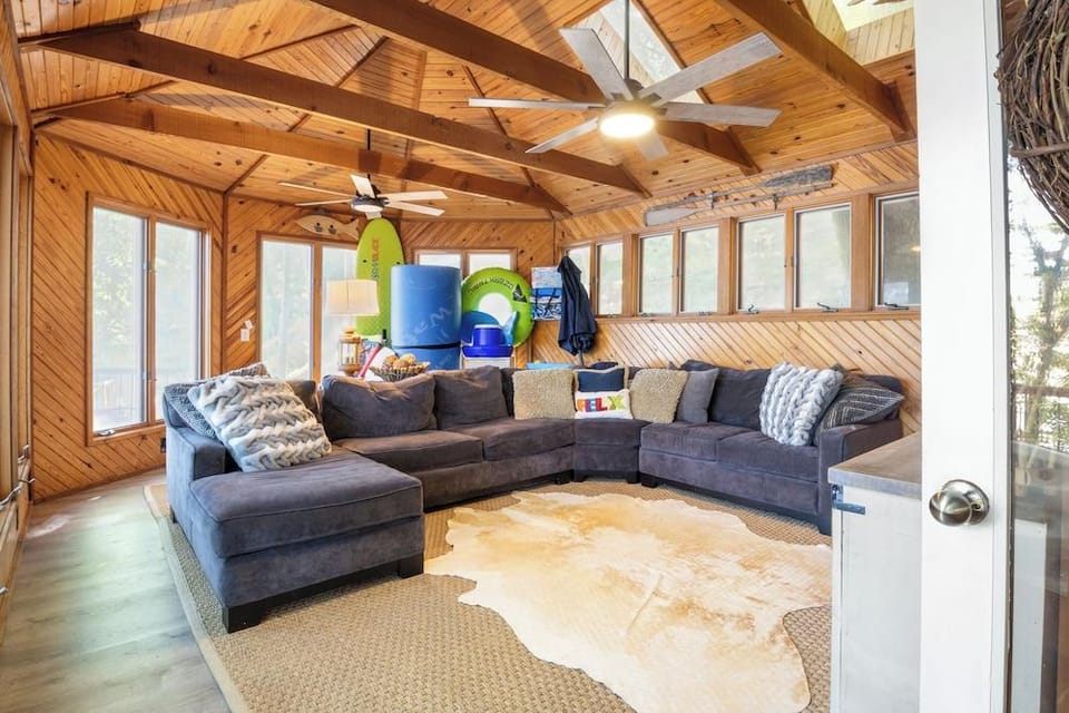 Firepit, Kayaks, Paddle Board, Lake Views, Great Location Hotel in Lake of the Ozarks