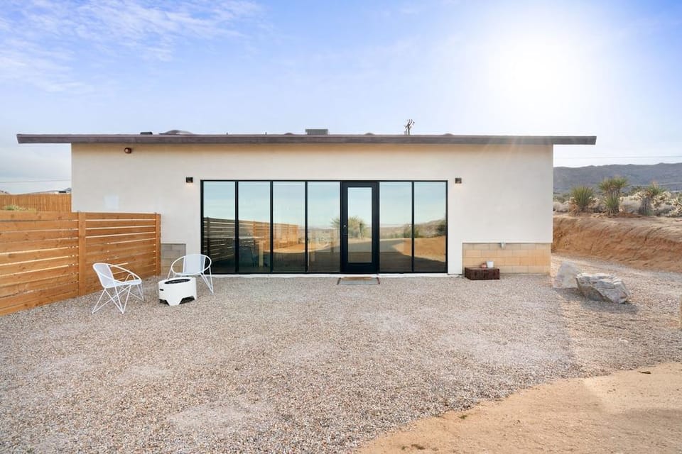 Back Haus - Views, Dark Skies And Fire Pit! 1 Bedroom Home by RedAwning Hotel in Joshua Tree