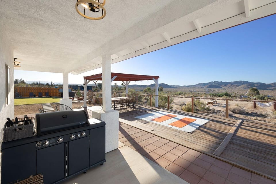 Rancho Nopales Jt - Pool, Hot Tub, Hammocks, Fast Wifi + Views! 4 Bedroom Home by RedAwning Hotel in Joshua Tree