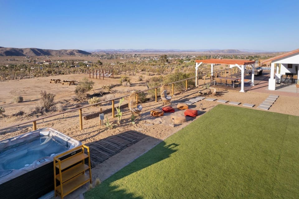 Rancho Nopales Jt - Pool, Hot Tub, Hammocks, Fast Wifi + Views! 4 Bedroom Home by RedAwning Hotel in Joshua Tree