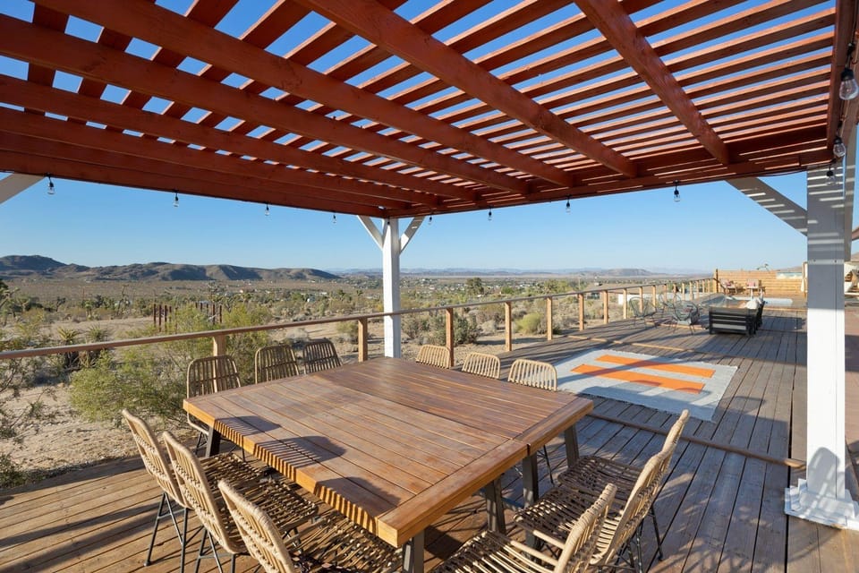 Rancho Nopales Jt - Pool, Hot Tub, Hammocks, Fast Wifi + Views! 4 Bedroom Home by RedAwning Hotel in Joshua Tree