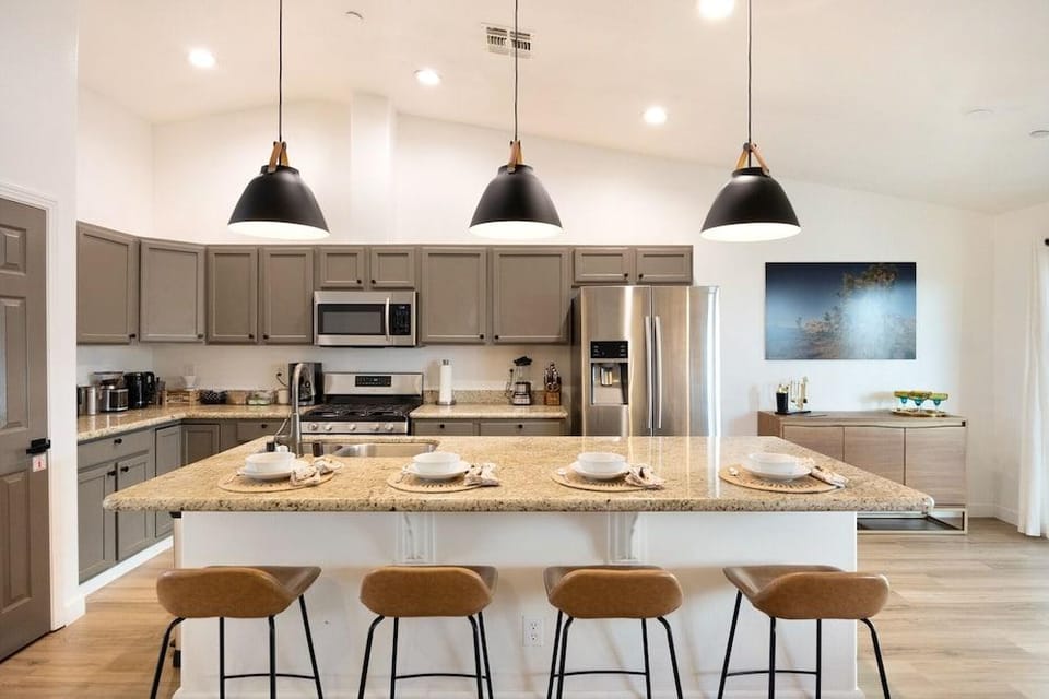 Alana House - Pool, Hot Tub, Bbq, Fire Pit + Walk To Hikes! 4 Bedroom Home by RedAwning Hotel in Joshua Tree