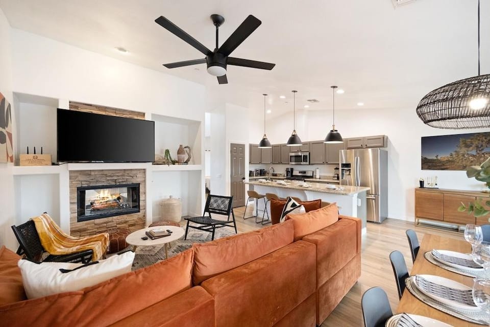 Alana House - Pool, Hot Tub, Bbq, Fire Pit + Walk To Hikes! 4 Bedroom Home by RedAwning Hotel in Joshua Tree