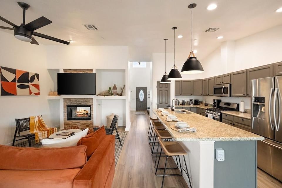 Alana House - Pool, Hot Tub, Bbq, Fire Pit + Walk To Hikes! 4 Bedroom Home by RedAwning Hotel in Joshua Tree