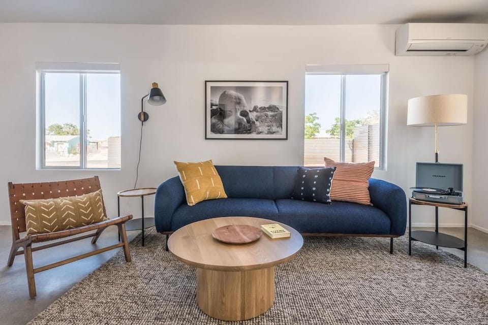 Skull Rock Cottage - Walk To Town & Hot Tub, Star Gazing 1 Bedroom Home Hotel in Joshua Tree