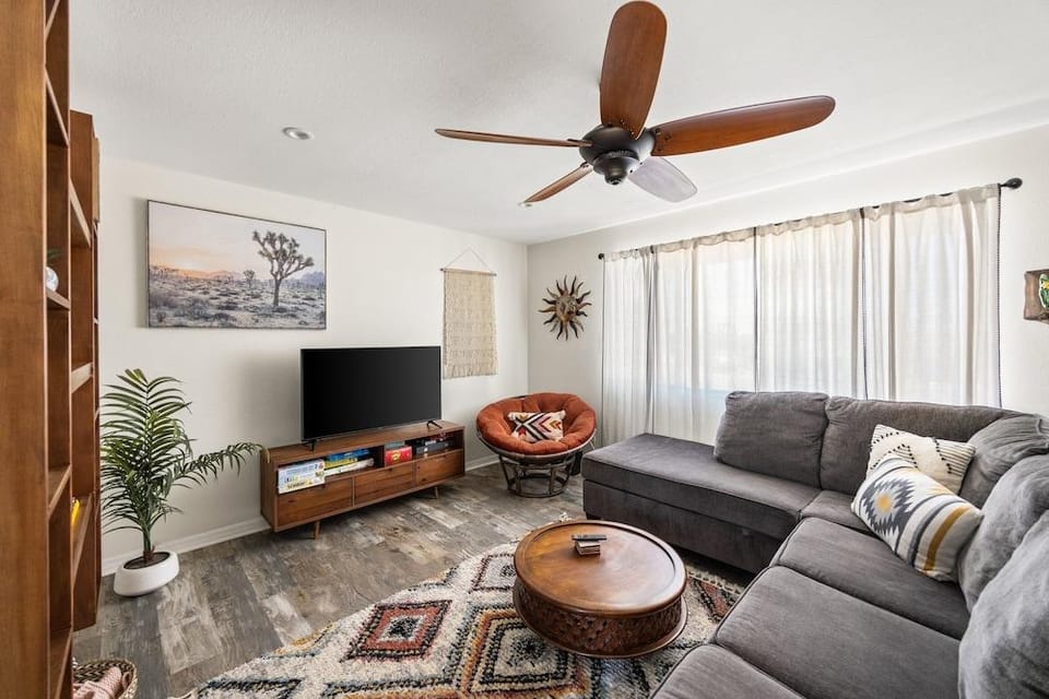 Starlight Ranch - Hot Tub, Fire Pit & Grill 3 Bedroom Home Hotel in Joshua Tree