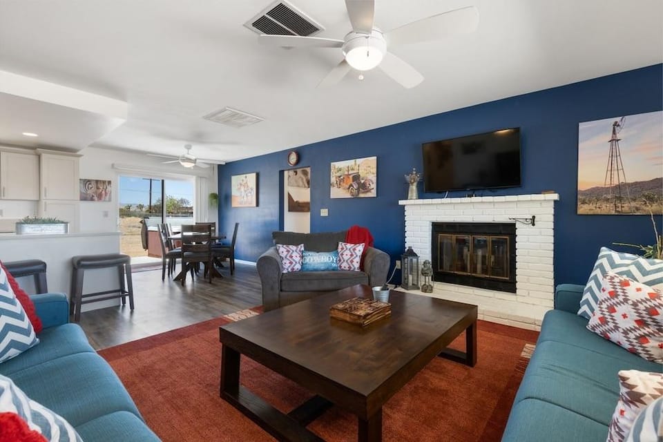Horseshoe House - Hot Tub, Bbq And Fire Pit! 4 Bedroom Home by RedAwning Hotel in Joshua Tree