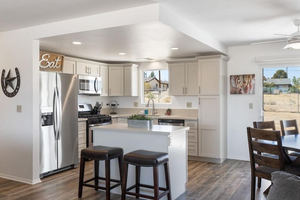 Horseshoe House - Hot Tub, Bbq And Fire Pit! 4 Bedroom Home by RedAwning Hotel in Joshua Tree