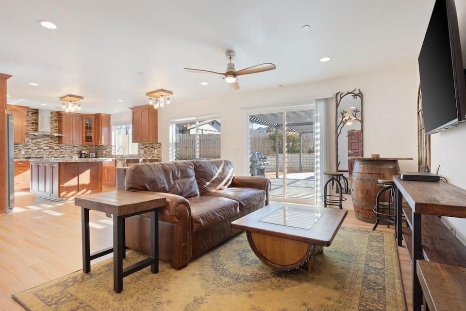 Of Wine & Gods - Hot Tub, Bbq And Fire Pit! 3 Bedroom Home by RedAwning Hotel in Joshua Tree