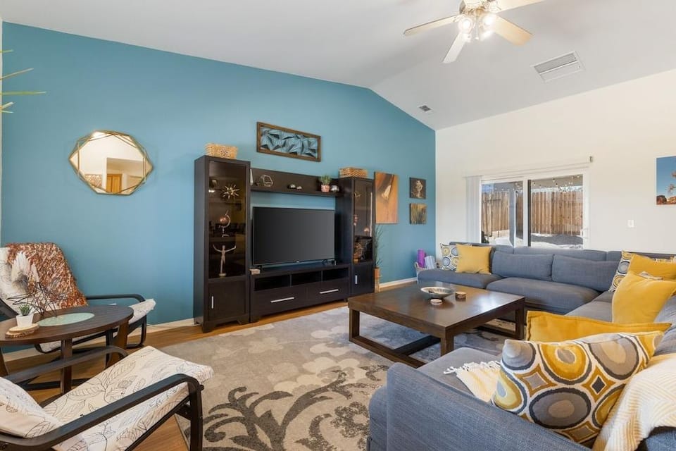 Colorful Cactus - Hot Tub, Bbq And Fire Pit! 4 Bedroom Home by RedAwning Hotel in Joshua Tree