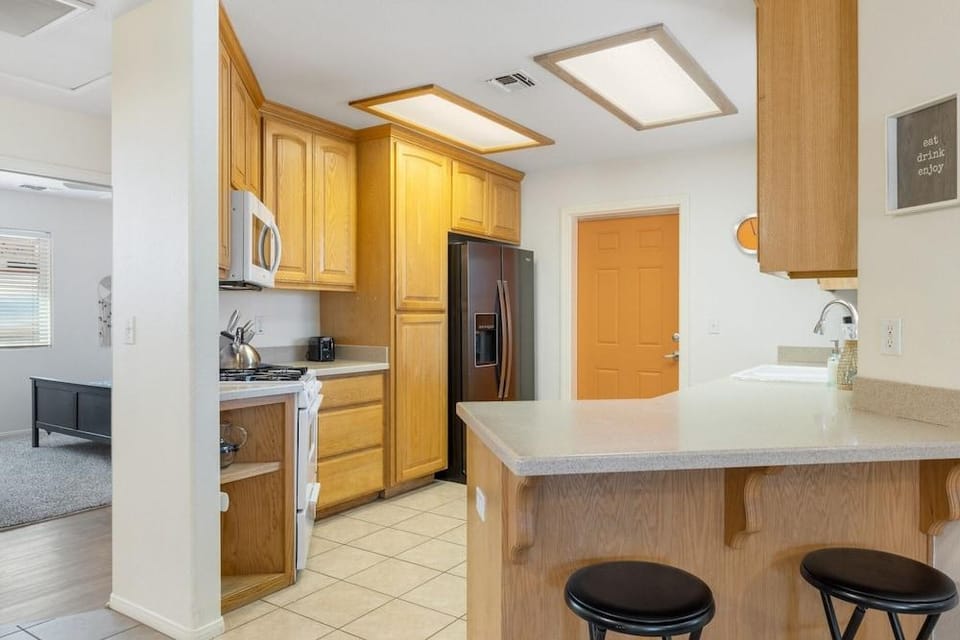 Colorful Cactus - Hot Tub, Bbq And Fire Pit! 4 Bedroom Home by RedAwning Hotel in Joshua Tree
