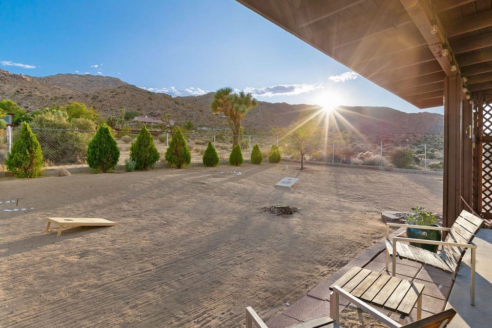 High View Haven - Hot Tub, Fire Pit & Bbq In Joshua Tree! 4 Bedroom Home by RedAwning Hotel in Joshua Tree
