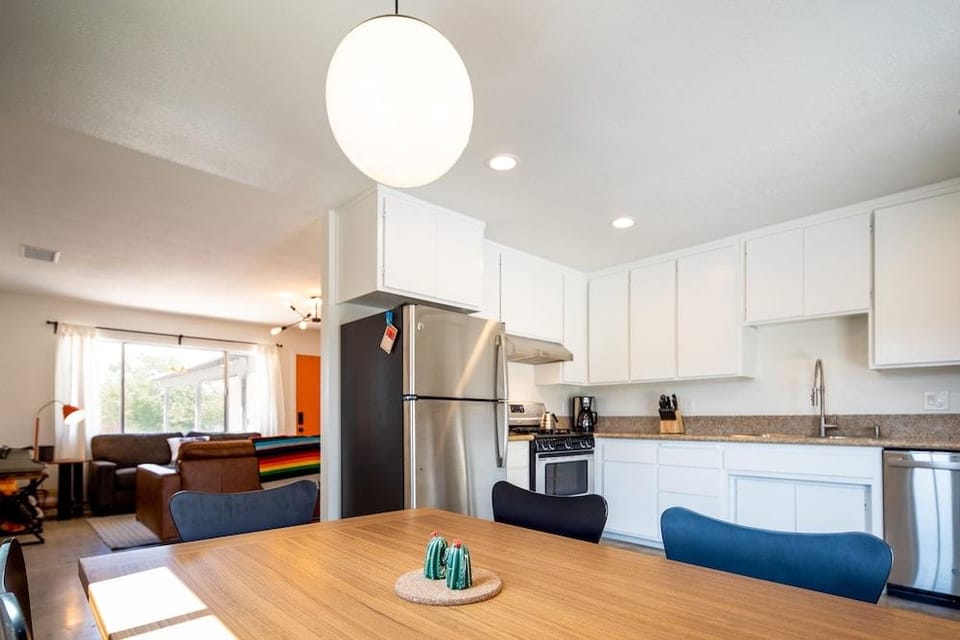 The Rockhopper - Hot Tub, Fire Pit & Walk To Downtown Jt! 4 Bedroom Home by RedAwning Hotel in Joshua Tree