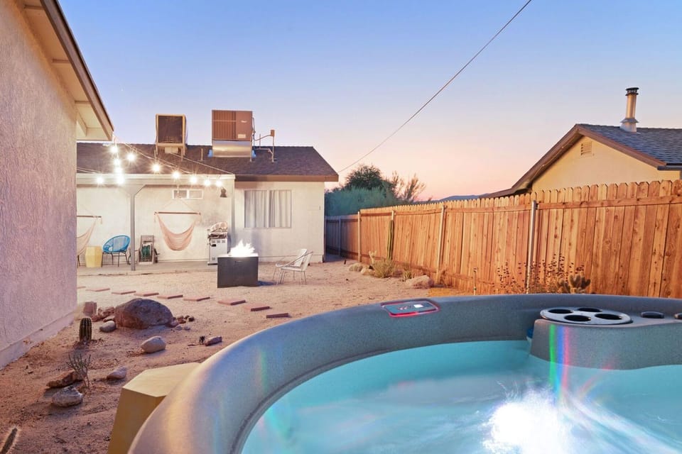 The Rockhopper - Hot Tub, Fire Pit & Walk To Downtown Jt! 4 Bedroom Home by RedAwning Hotel in Joshua Tree