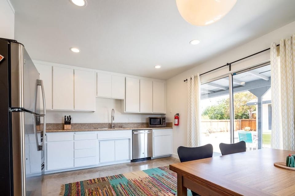 The Rockhopper - Hot Tub, Fire Pit & Walk To Downtown Jt! 4 Bedroom Home by RedAwning Hotel in Joshua Tree