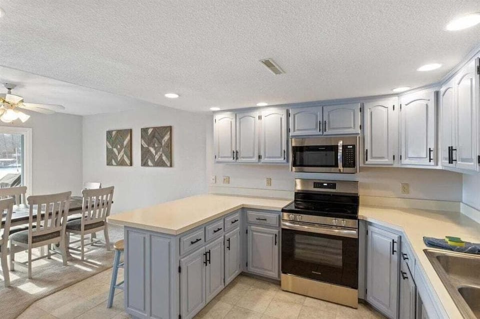 Expansive Deck, Beautiful Views, Private Dock & Boat Slip Hotel in Sunrise Beach