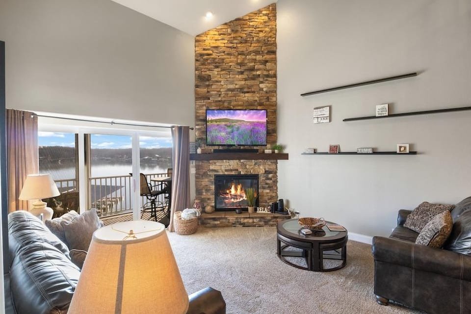 Beautiful Cove Views & Plenty Relaxing Spaces Hotel in Lake of the Ozarks
