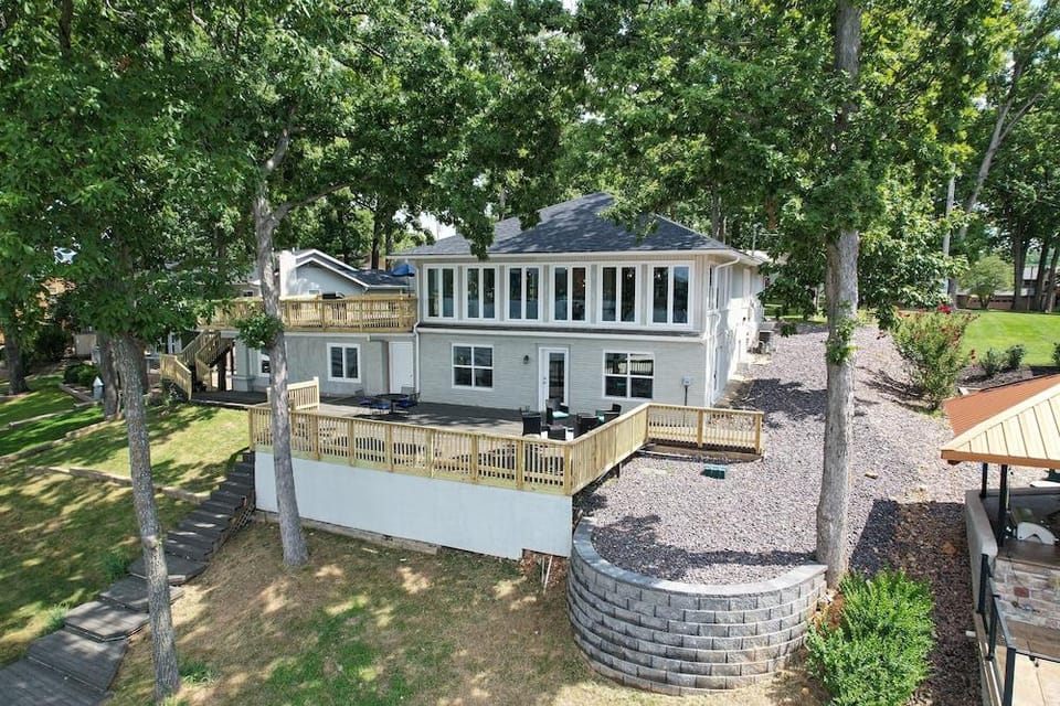 Amazing Decks, Sunsets & Lake Days Hotel in Lake of the Ozarks