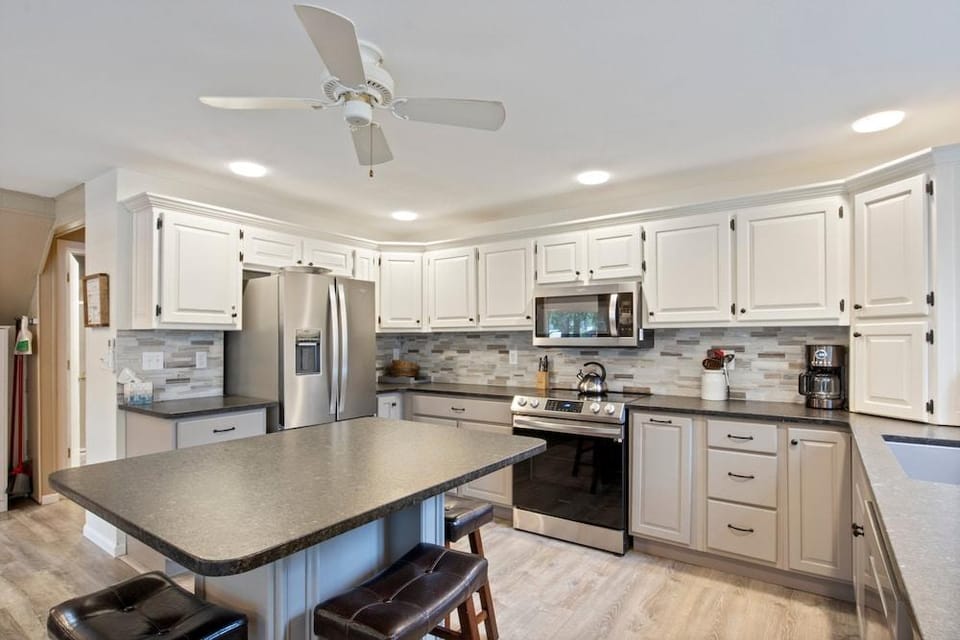 Lakefront Retreat w/ Private Dock, Kayaks, Swim Mat & Lake Views Hotel in Lake of the Ozarks