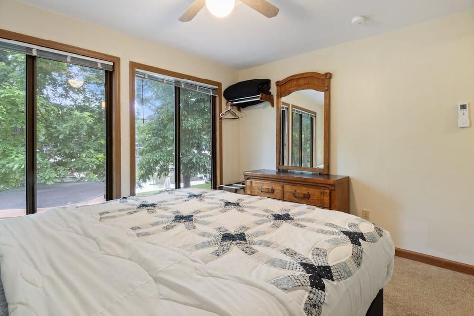 Lakefront Retreat w/ Private Dock, Kayaks, Swim Mat & Lake Views Hotel in Lake of the Ozarks