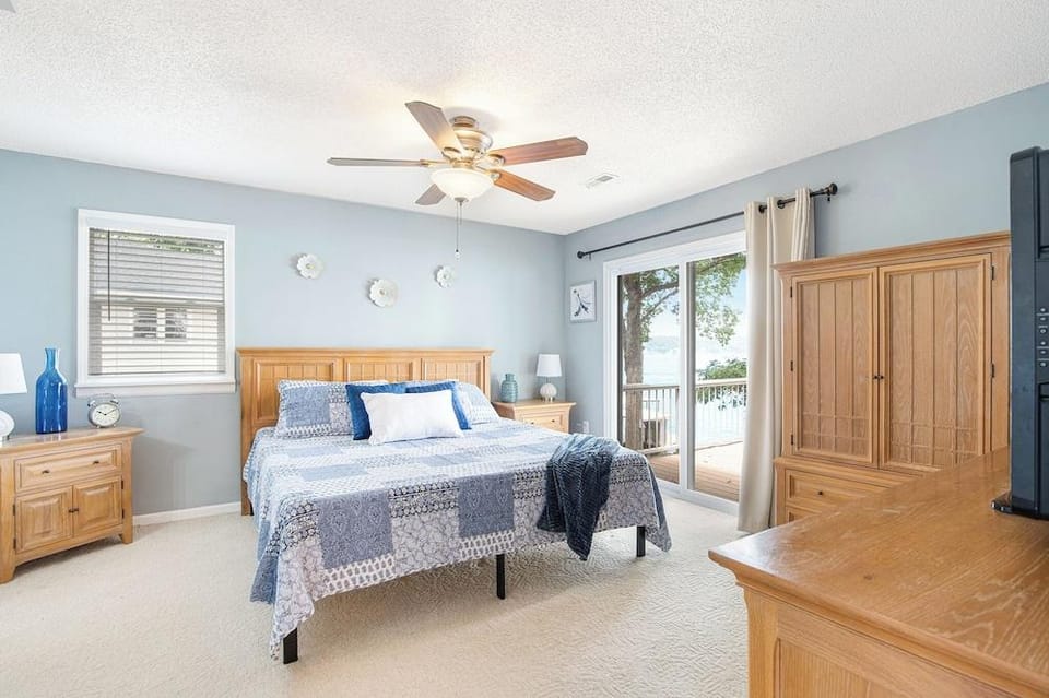 Two Homes, Large Deck, Firepit, Central Location Hotel in Lake of the Ozarks