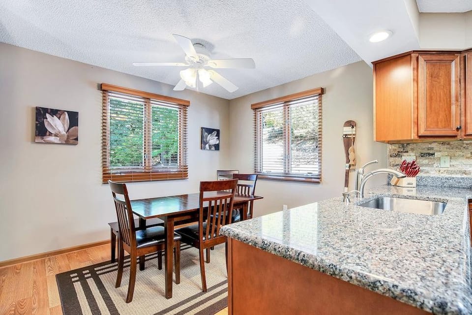 Ideal Cove With Amazing Dock, Kayaks & Fire Pit Hotel in Sunrise Beach