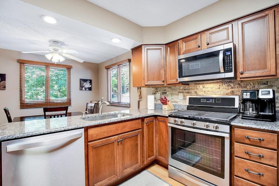 Ideal Cove With Amazing Dock, Kayaks & Fire Pit Hotel in Sunrise Beach